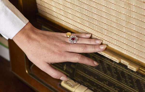 femme portant une bague et une chevalière