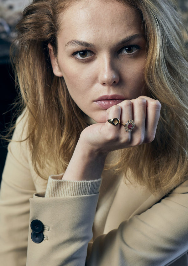 femme avec bague et chevalière