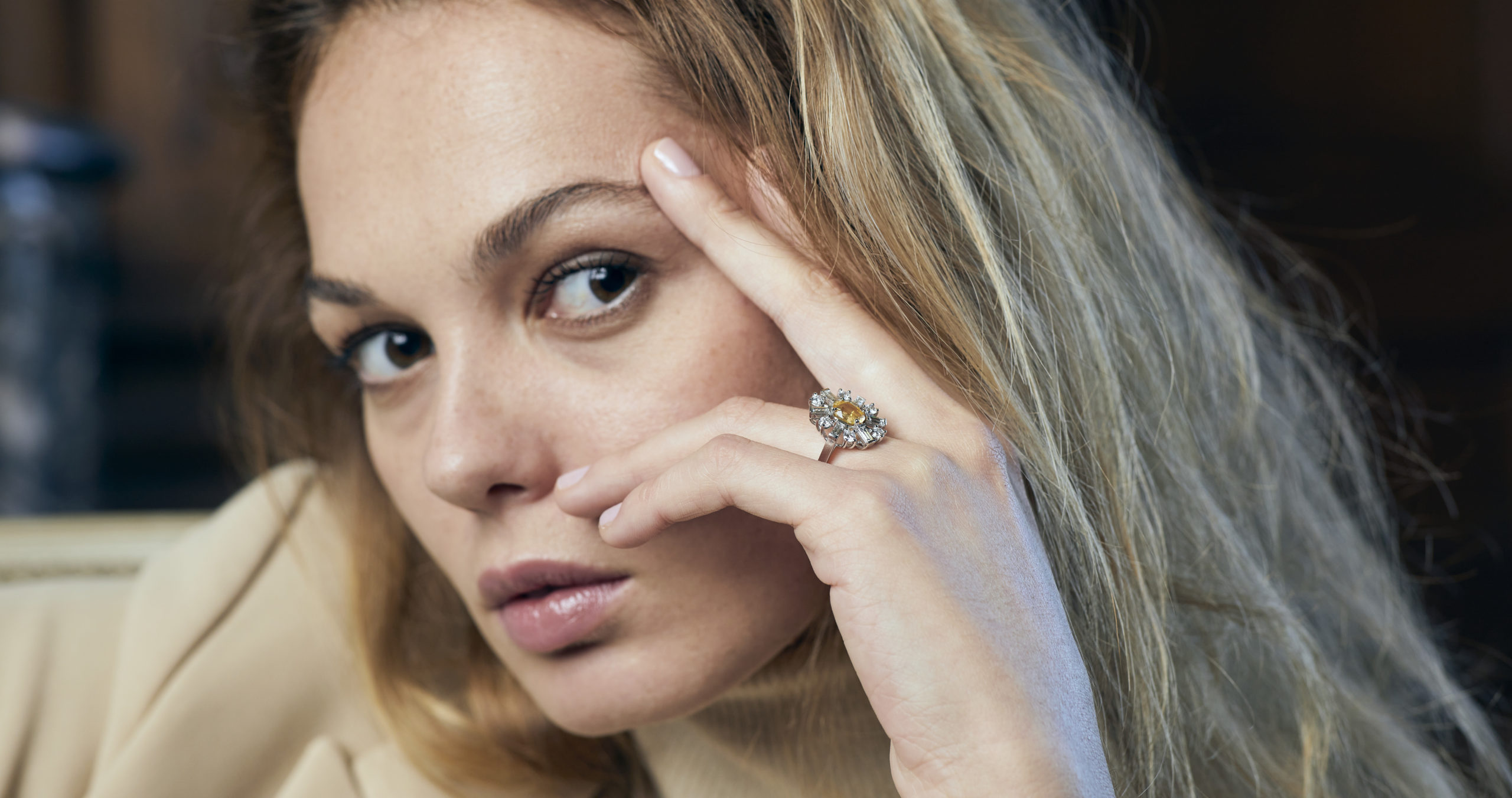 femme avec une bague