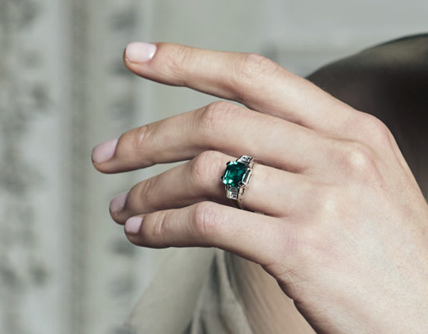 bague de fiançailles avec pierre