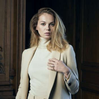 femme avec une bague et une chevalière