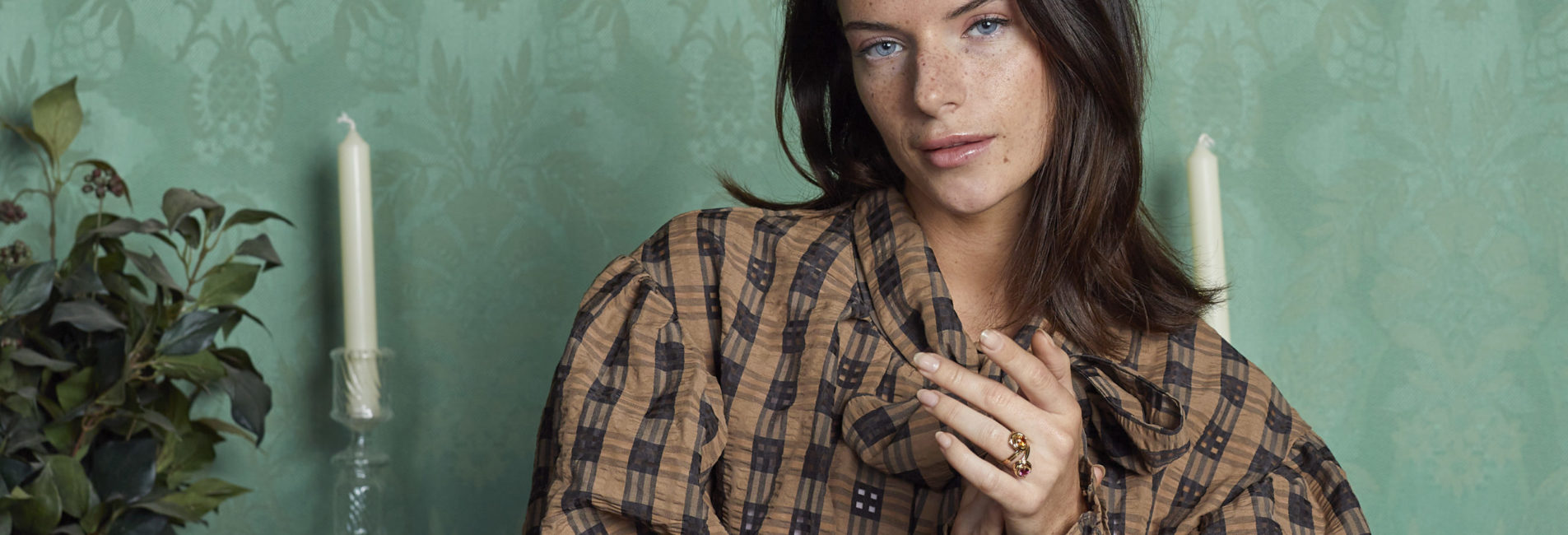 femme portant une bague
