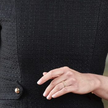 femme portant une bague fleur de laurier