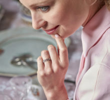 femme portant une Bague fleur de laurier