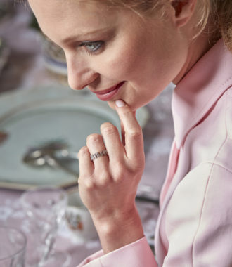 femme portant une Bague fleur de laurier