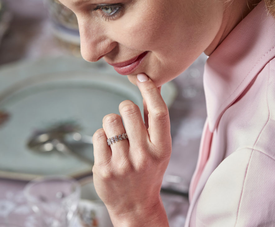 femme portant une Bague fleur de laurier