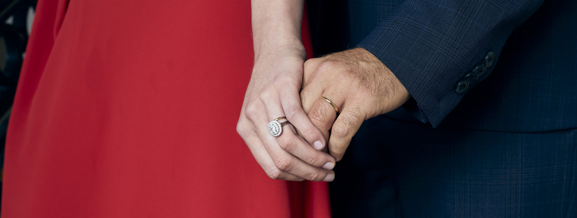 homme et femme portant une bague de promesse