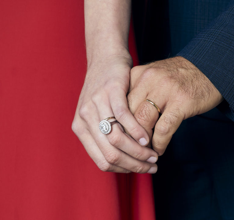 homme et femme portant une bague de promesse