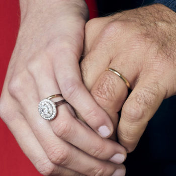 homme et femme portant une bague de promesse