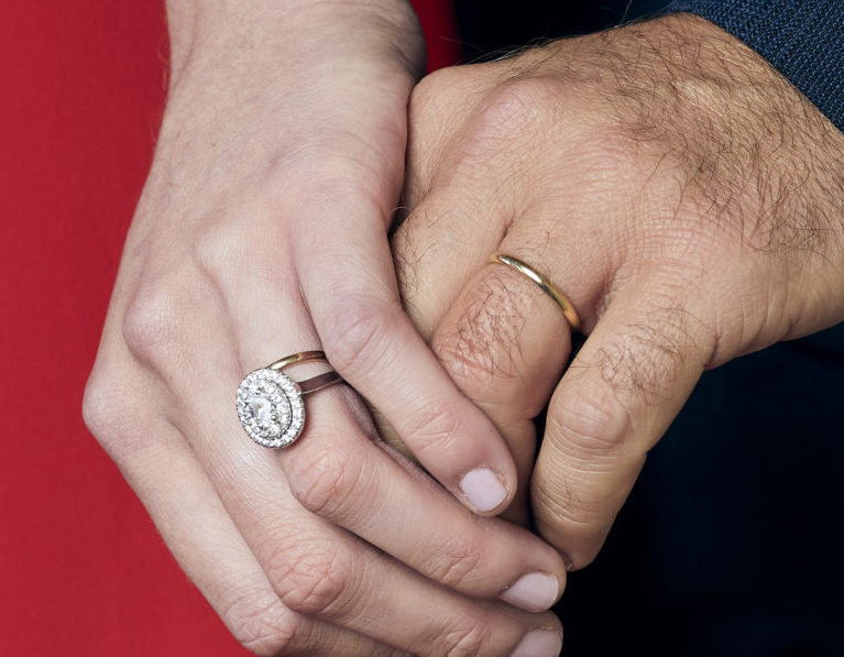 homme et femme portant une bague de promesse