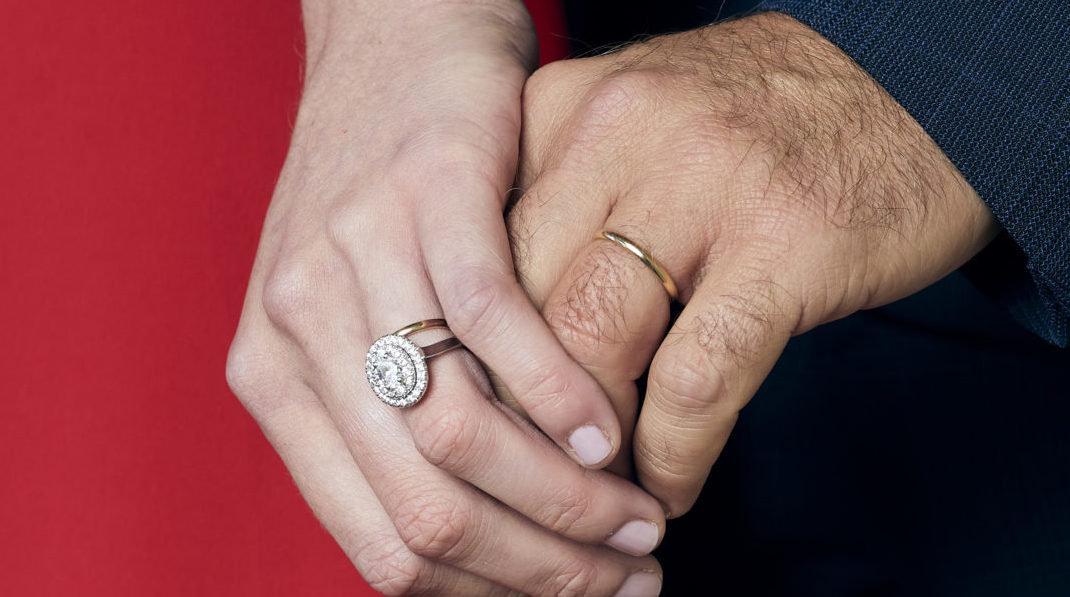 homme et femme portant une bague de promesse