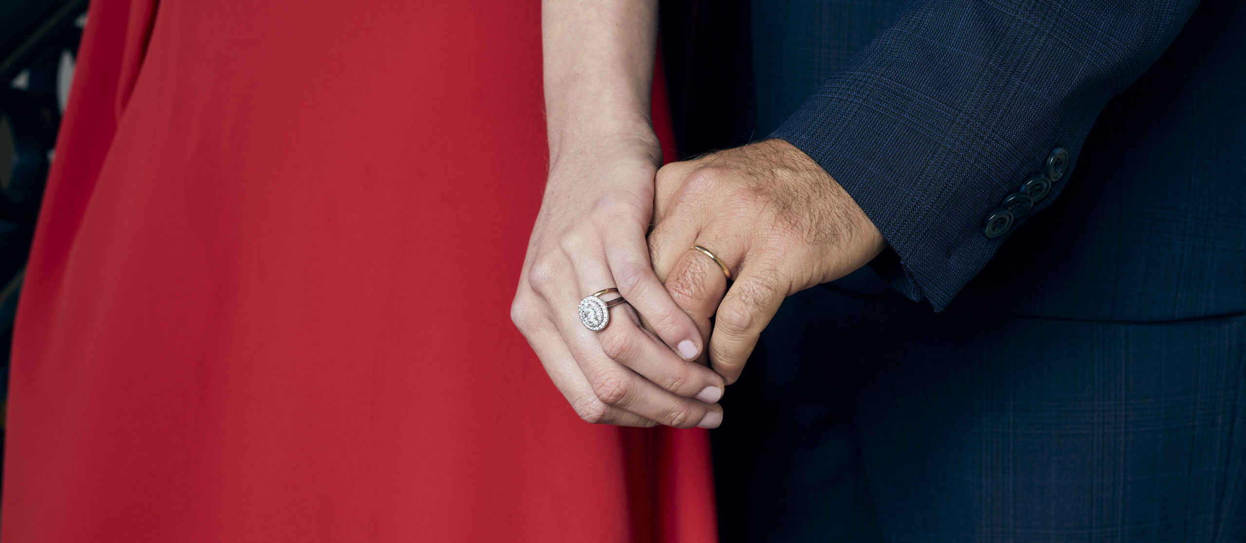 homme et femme portant une bague de promesse