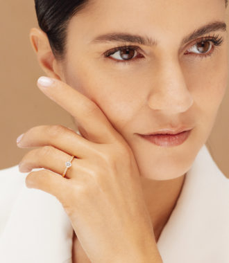 bague or jaune et diamant porté