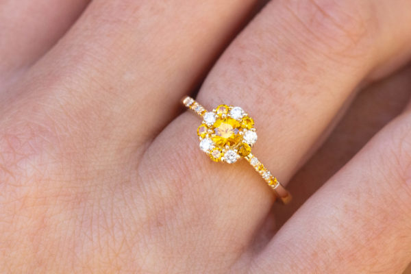 bague solitaire astre saphir jaune et diamant