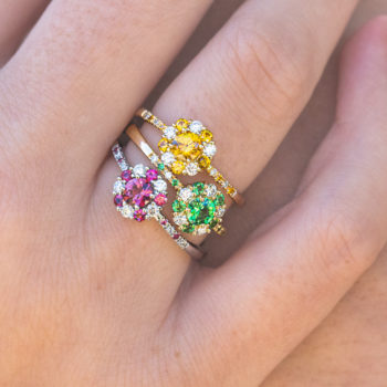bague avec pierres de couleur